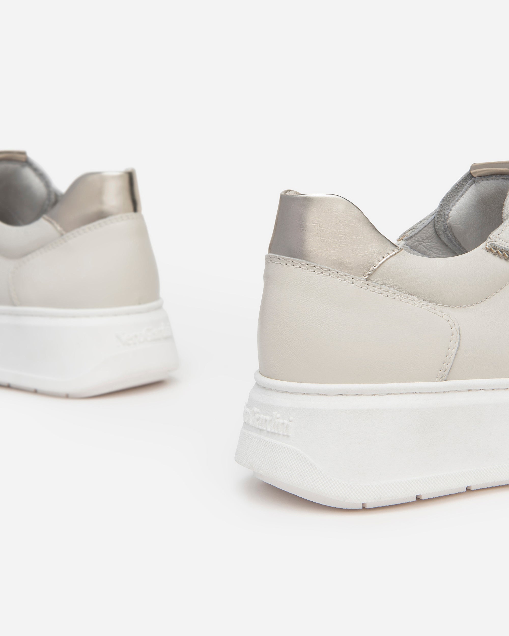 Женские кожаные кроссовки