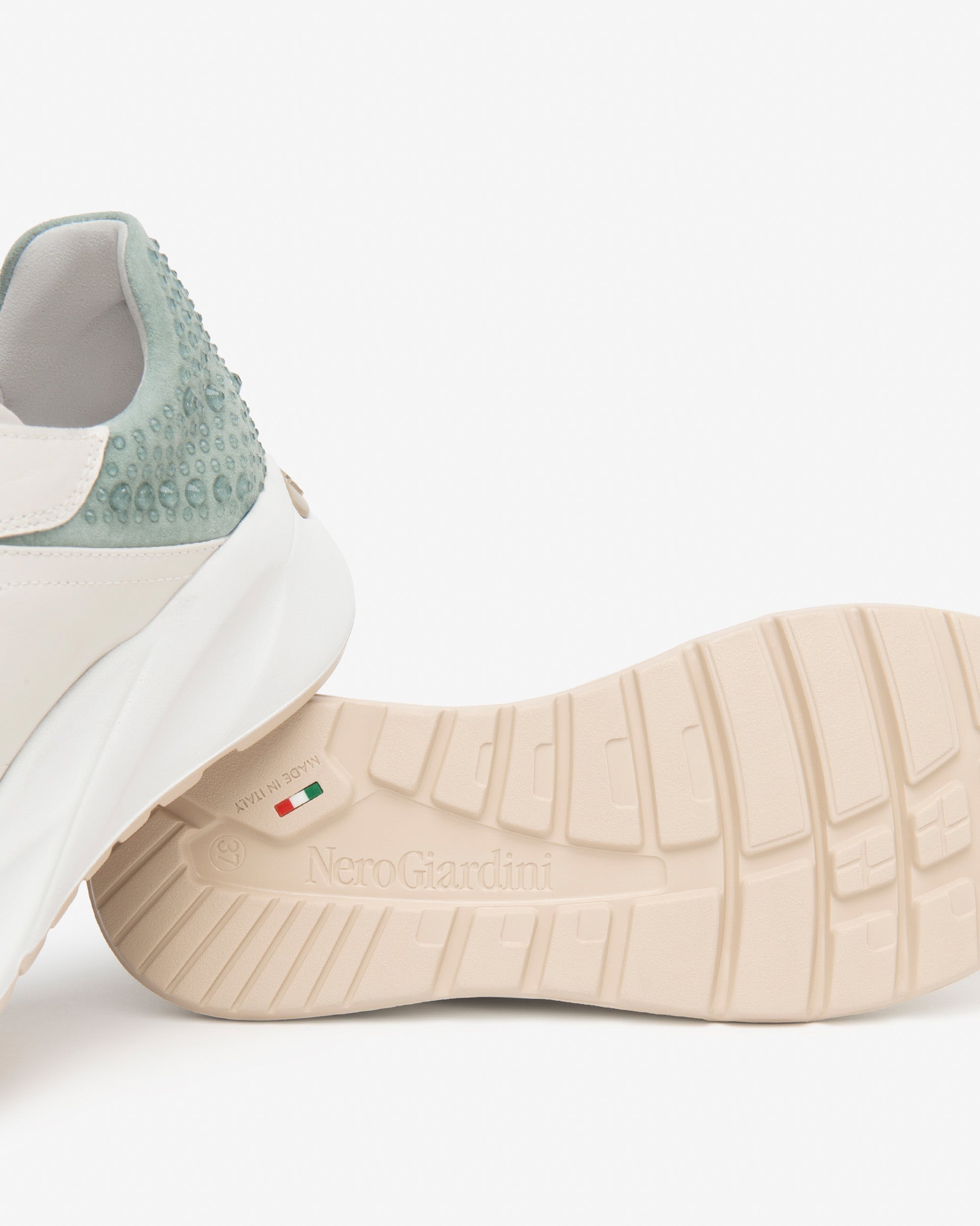 Женские кожаные и замшевые кроссовки