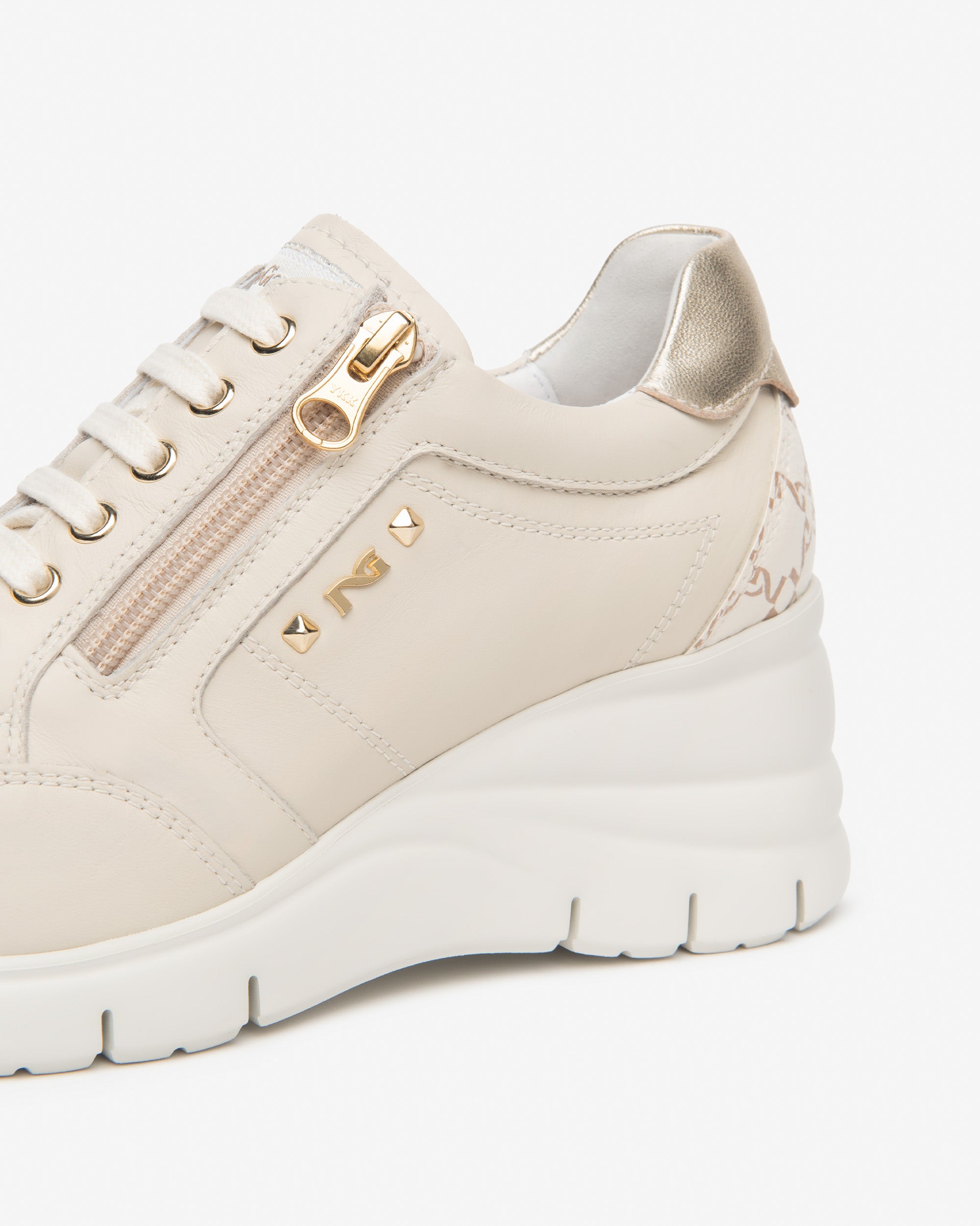 Damensneakers aus Glattleder und technischem Material