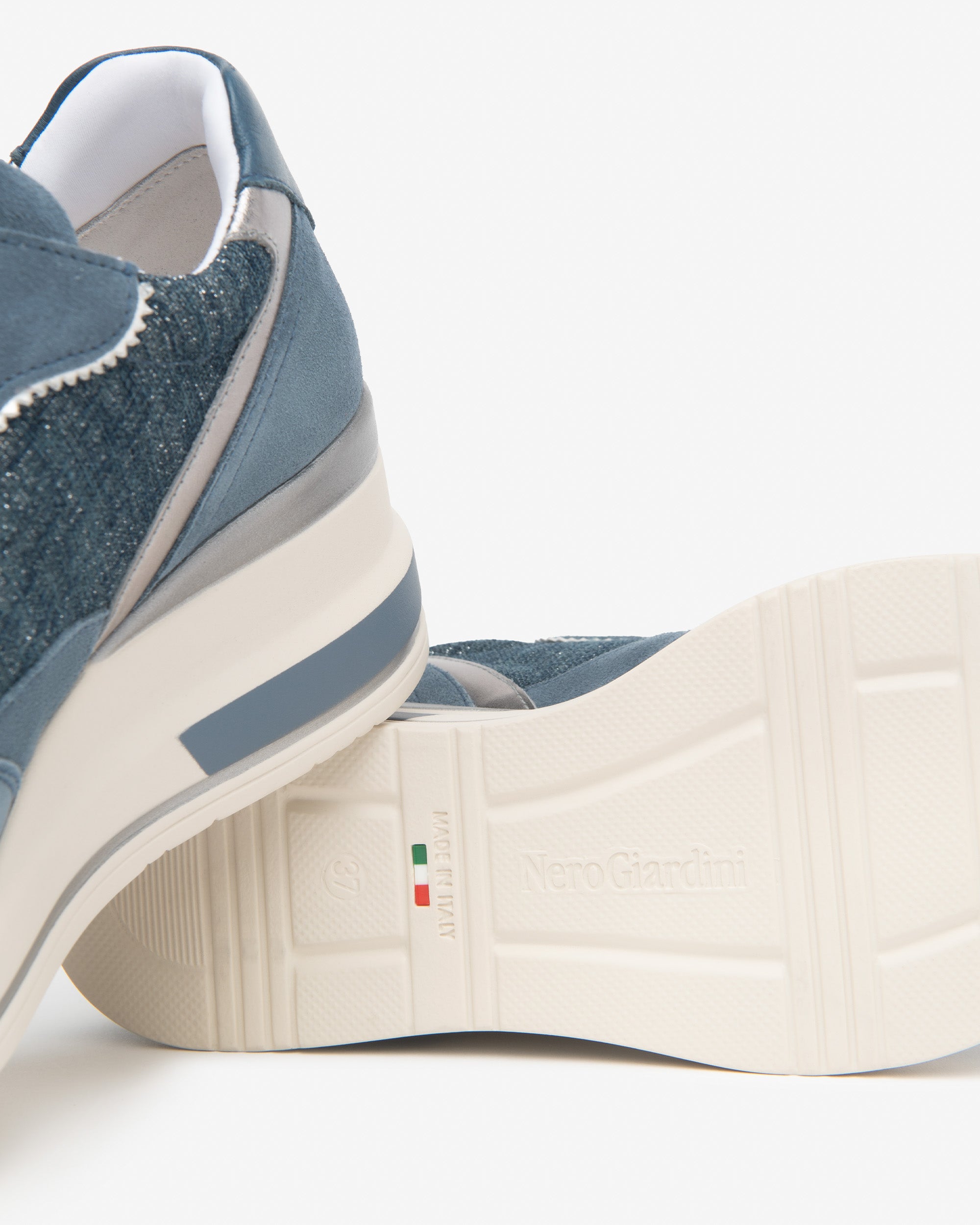 Damensneakers aus Leder, Gewebe und technischem Material