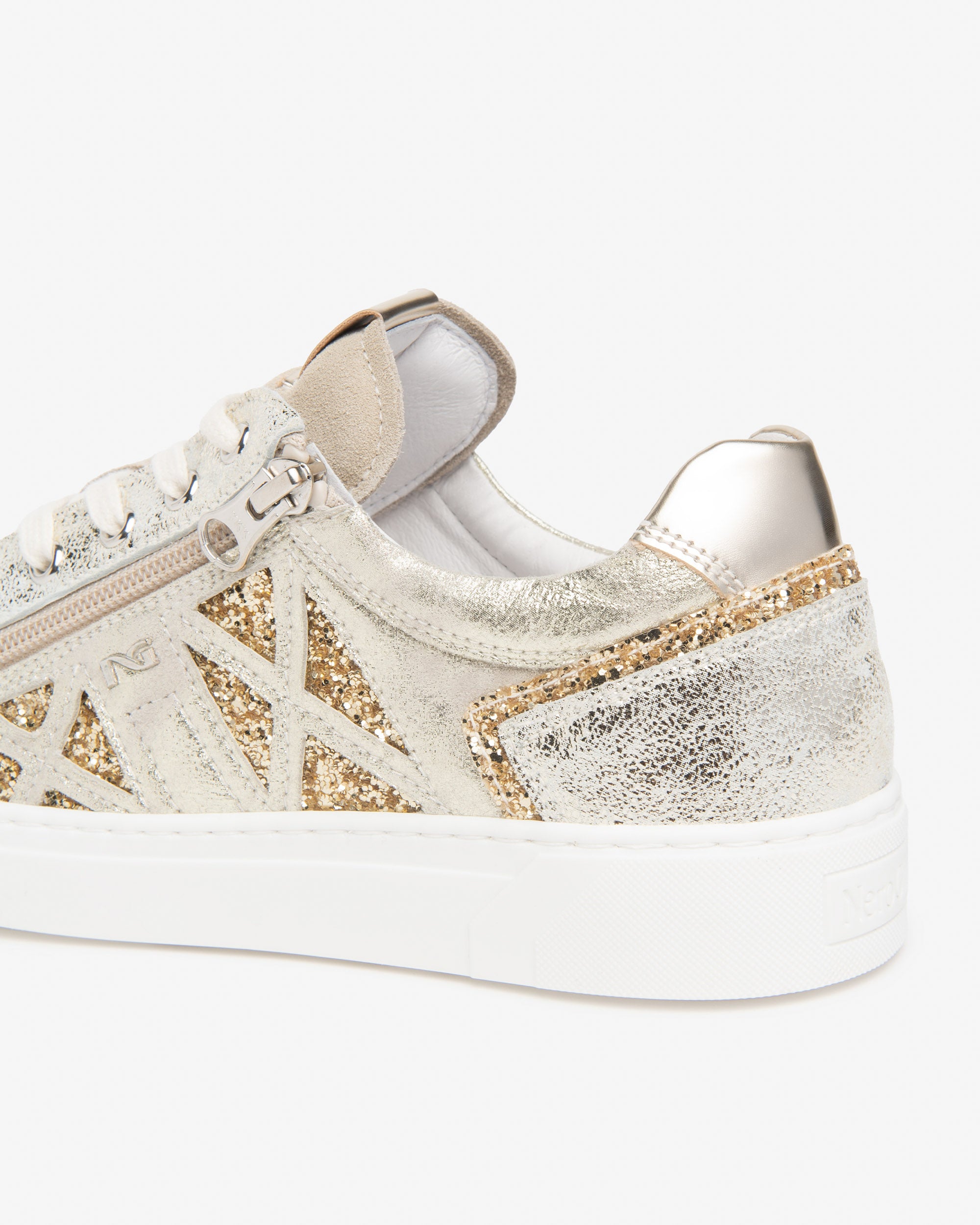 Damensneakers aus Glattleder und technischem Material