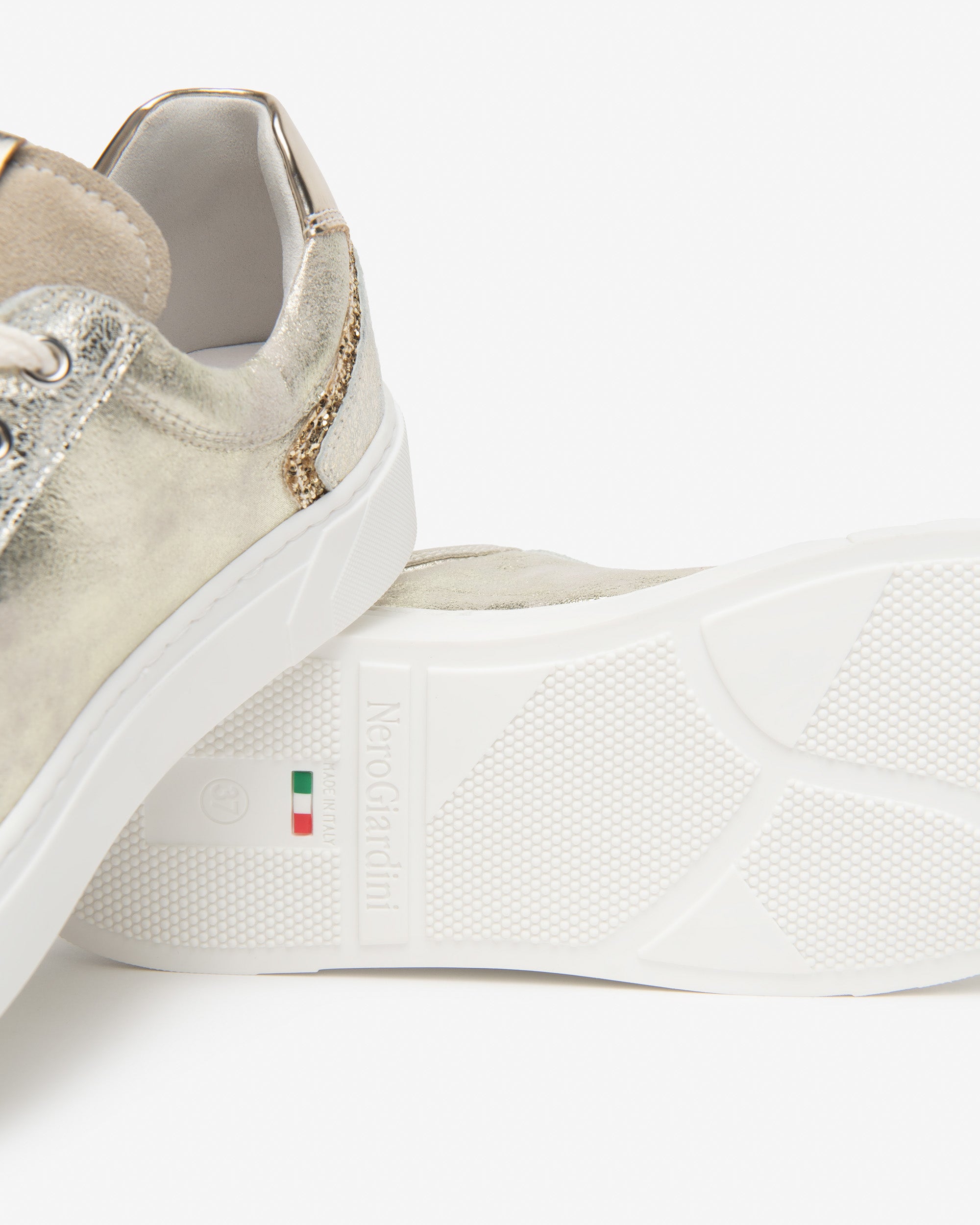 Damensneakers aus Glattleder und technischem Material