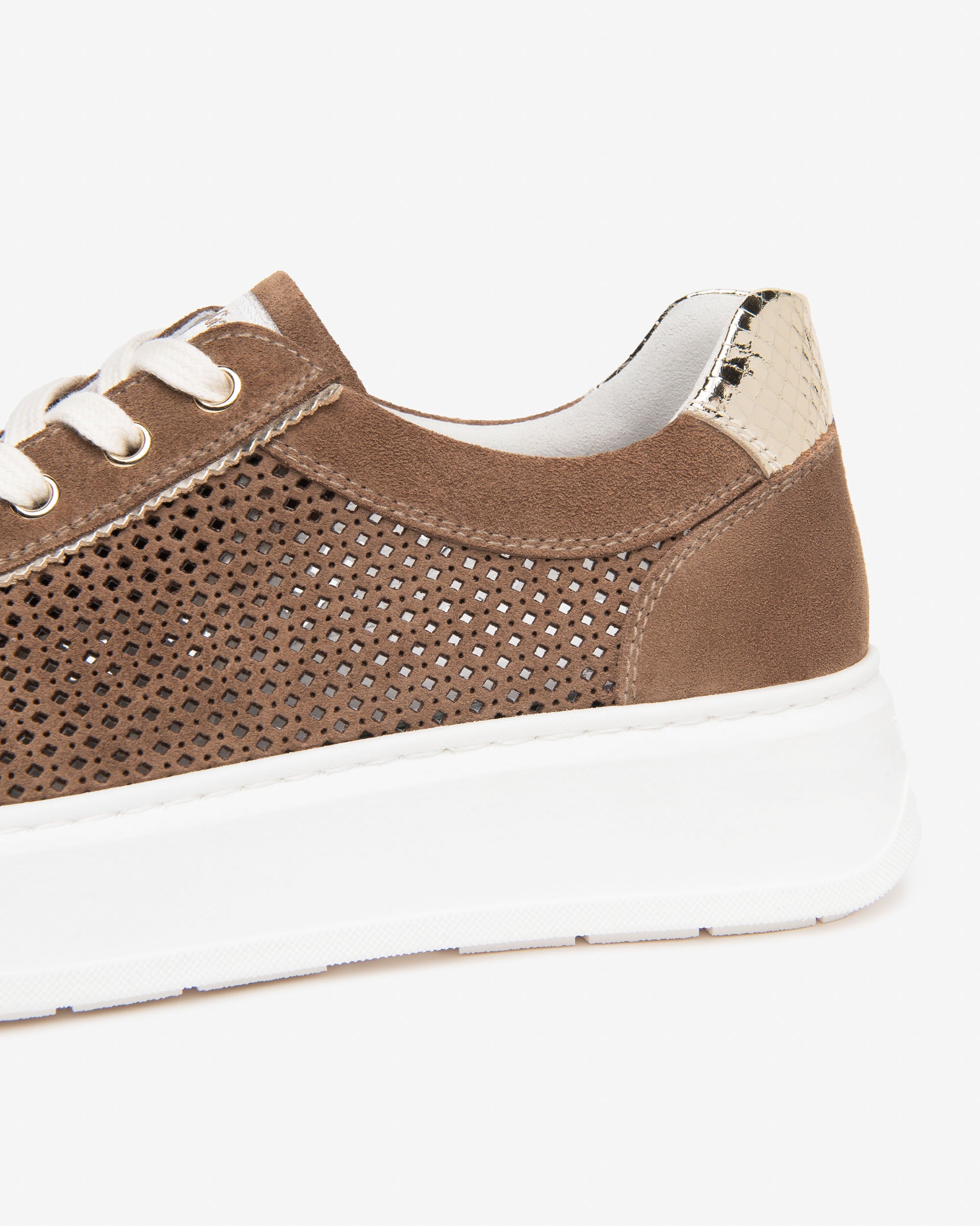 Damensneakers aus Veloursleder und technischem Material
