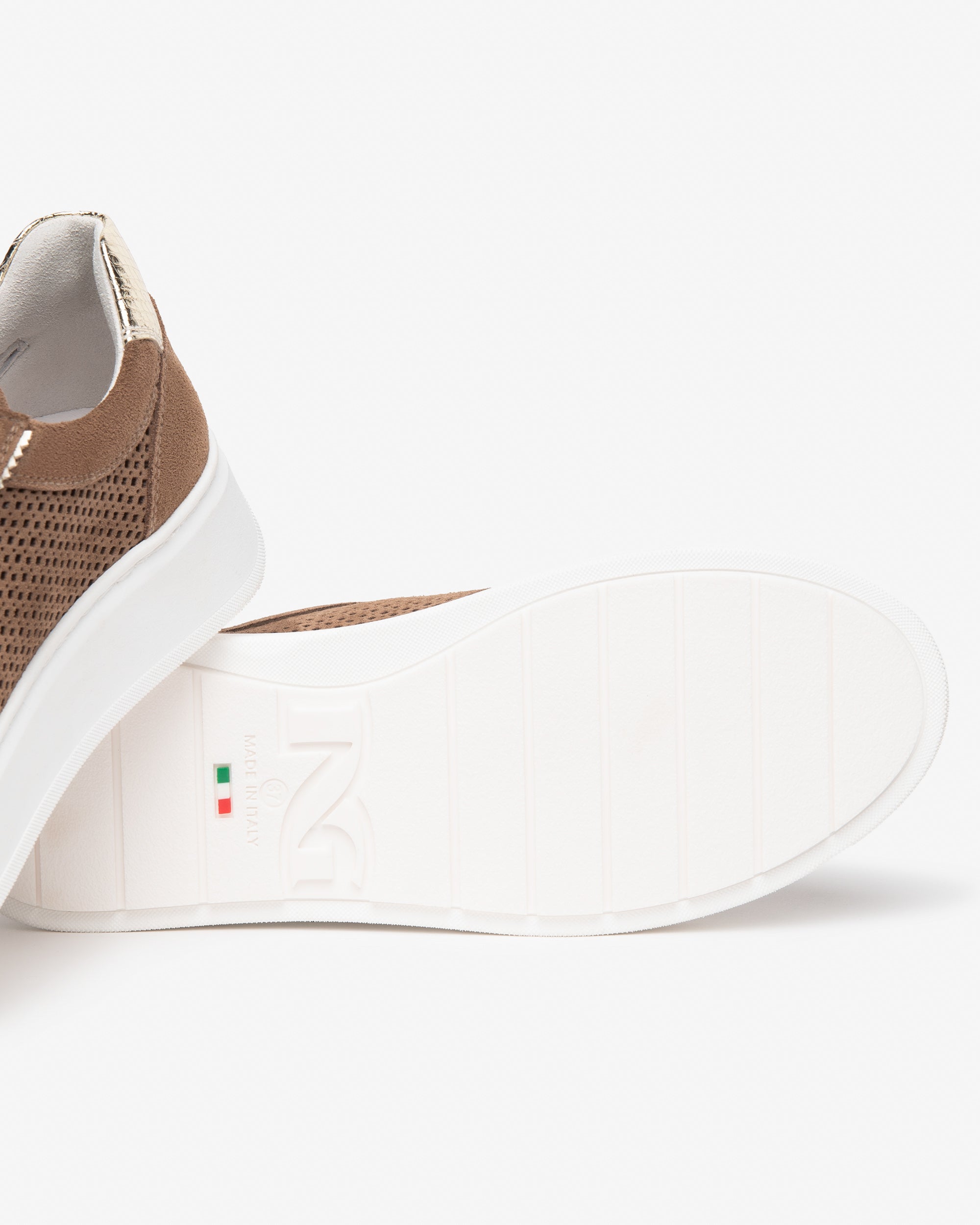 Damensneakers aus Veloursleder und technischem Material