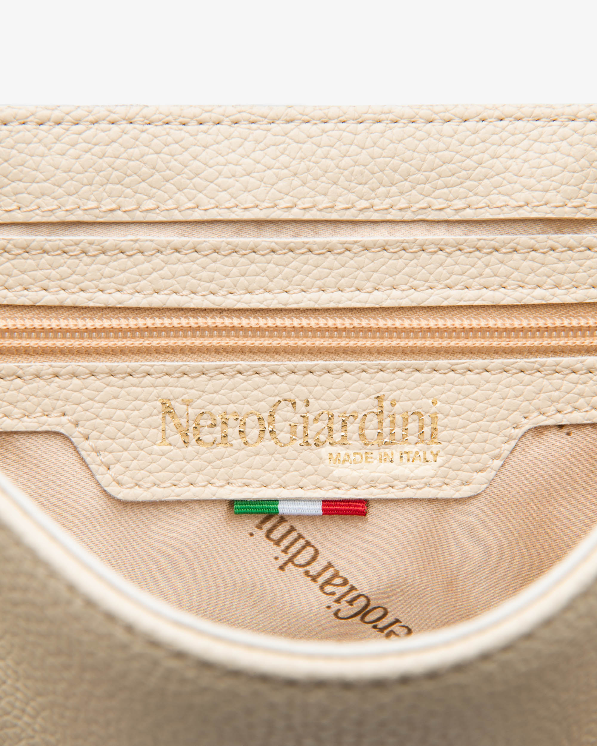 Umhängetasche für Damen aus technischem Material