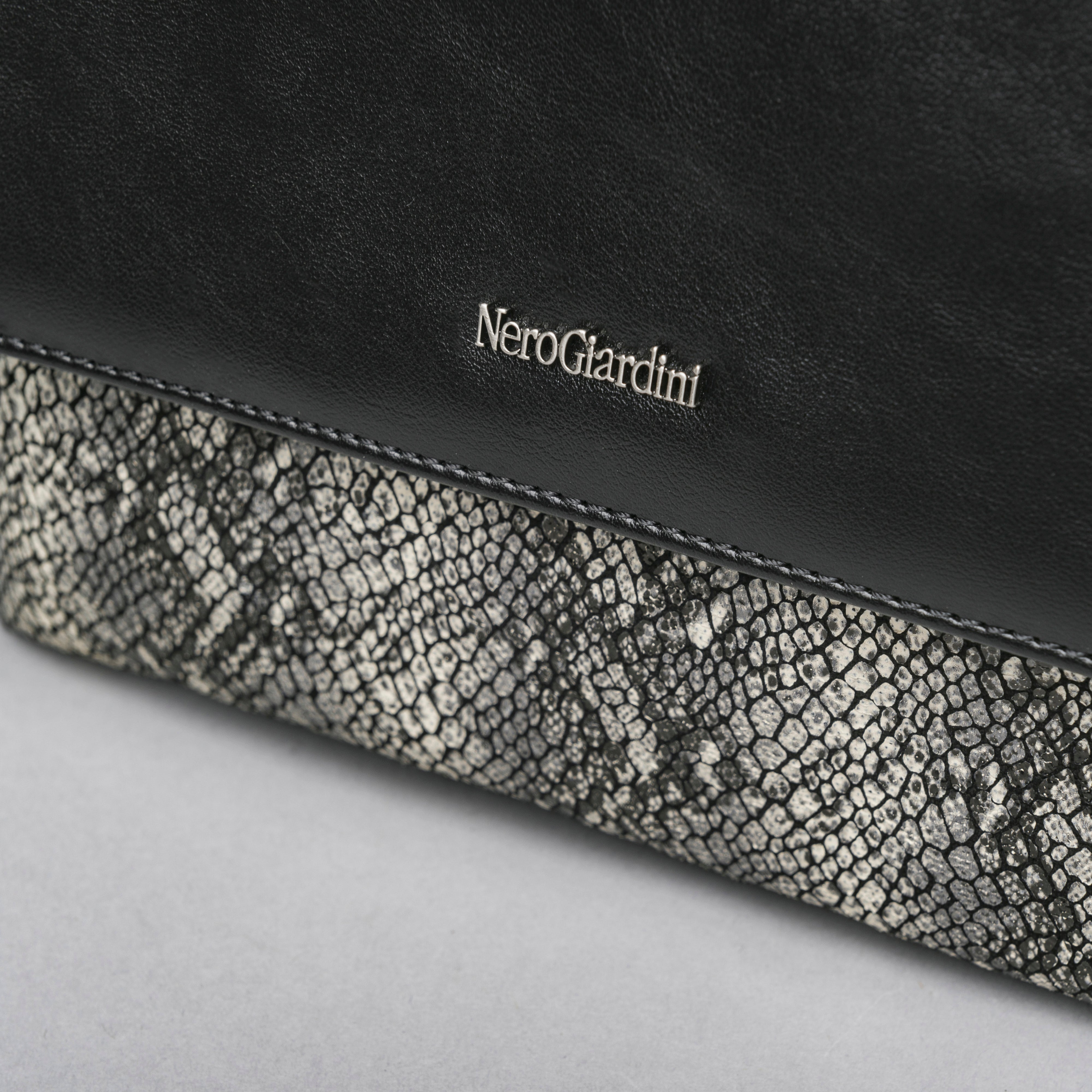 Pochette da Donna in Materiale Tecnico