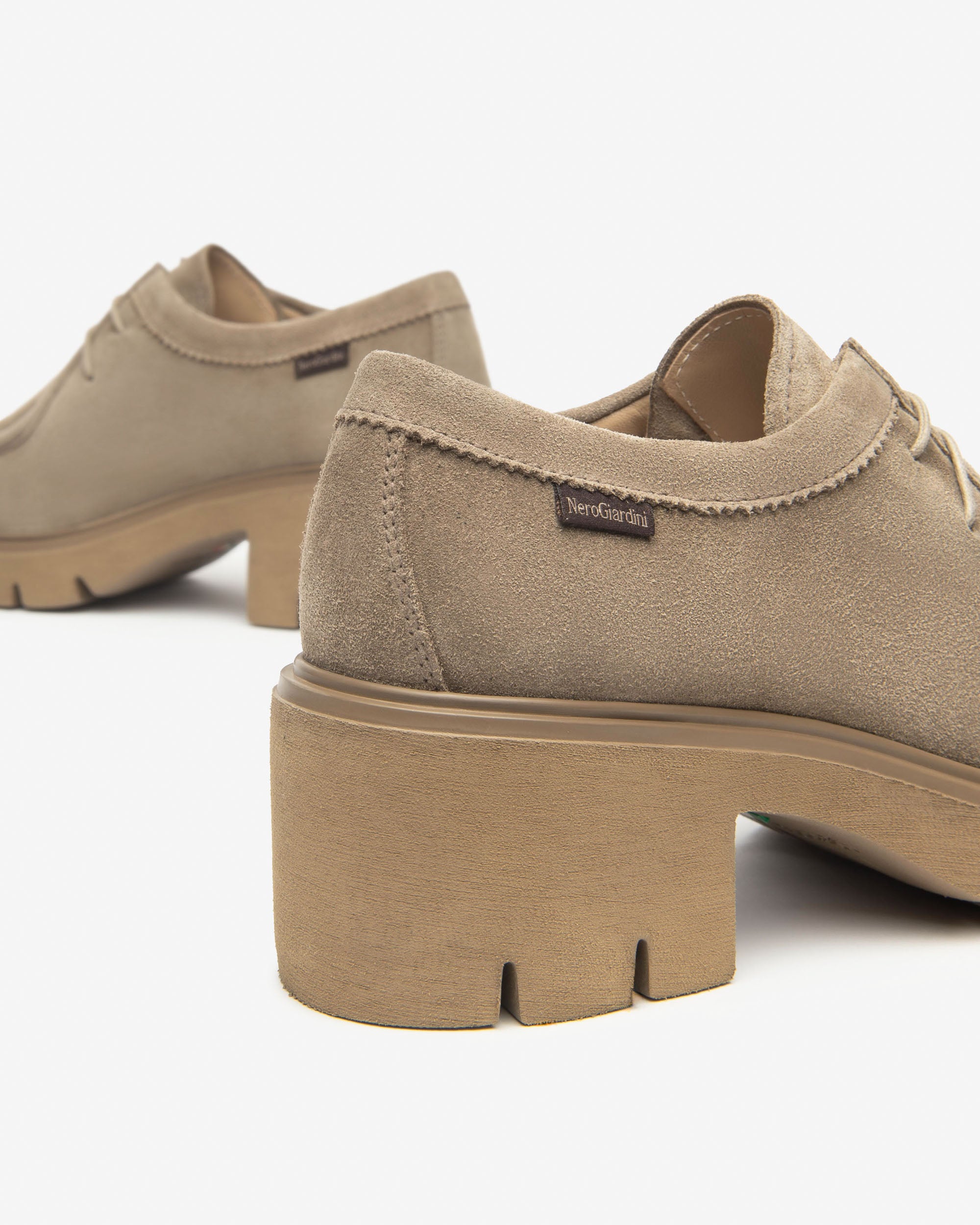 Замшевые женские туфли на шнуровке