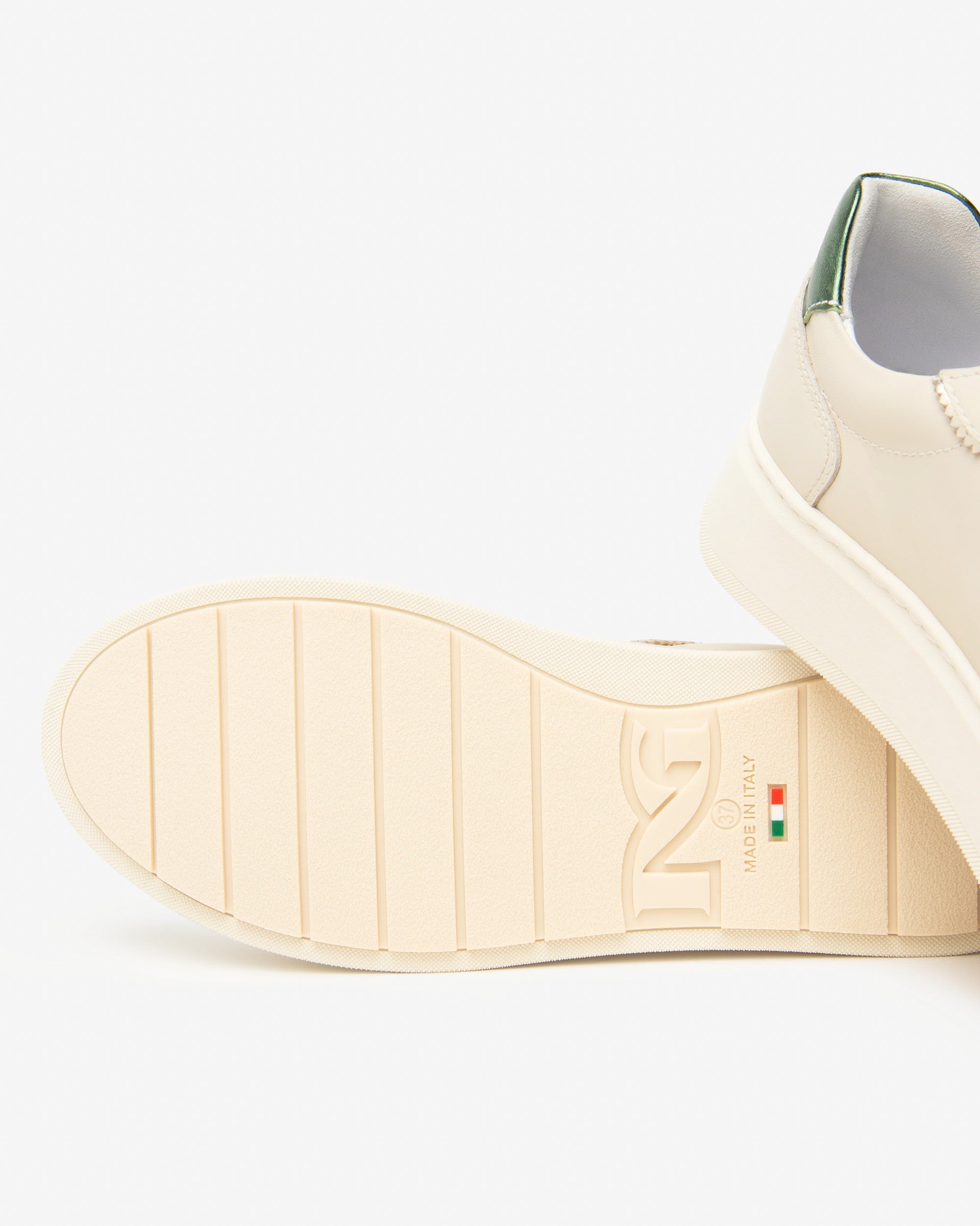 Женские кроссовки из кожи и технической ткани