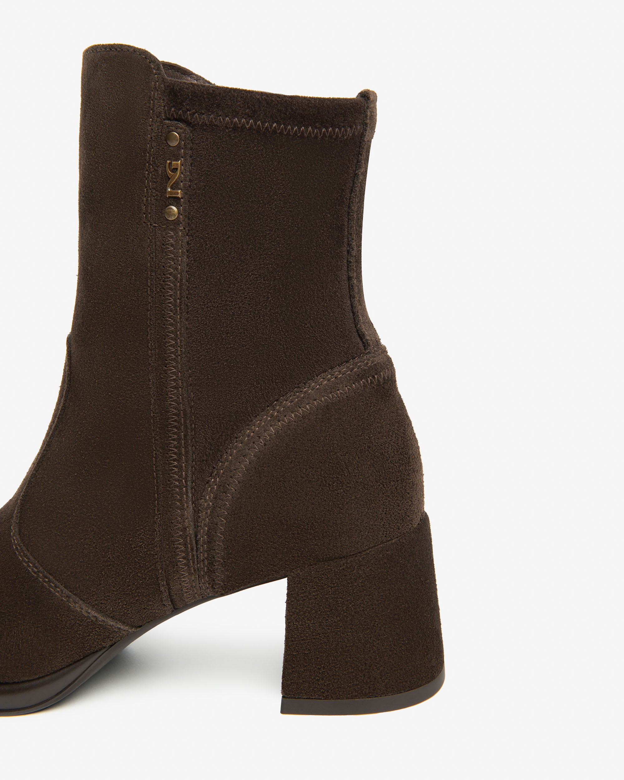 Damenstiefeletten aus Veloursleder und technischem Material