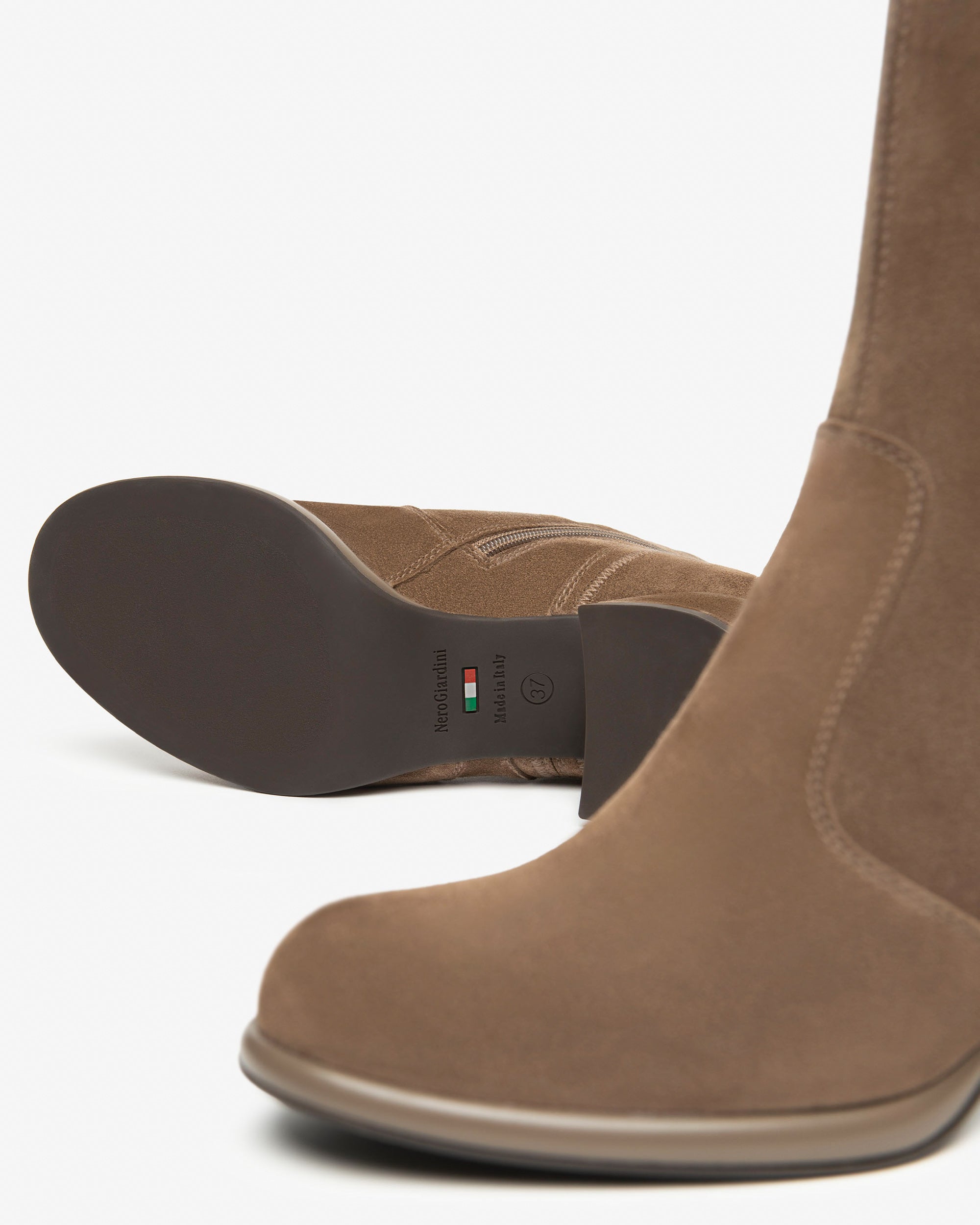 Damenstiefeletten aus Veloursleder und technischem Material