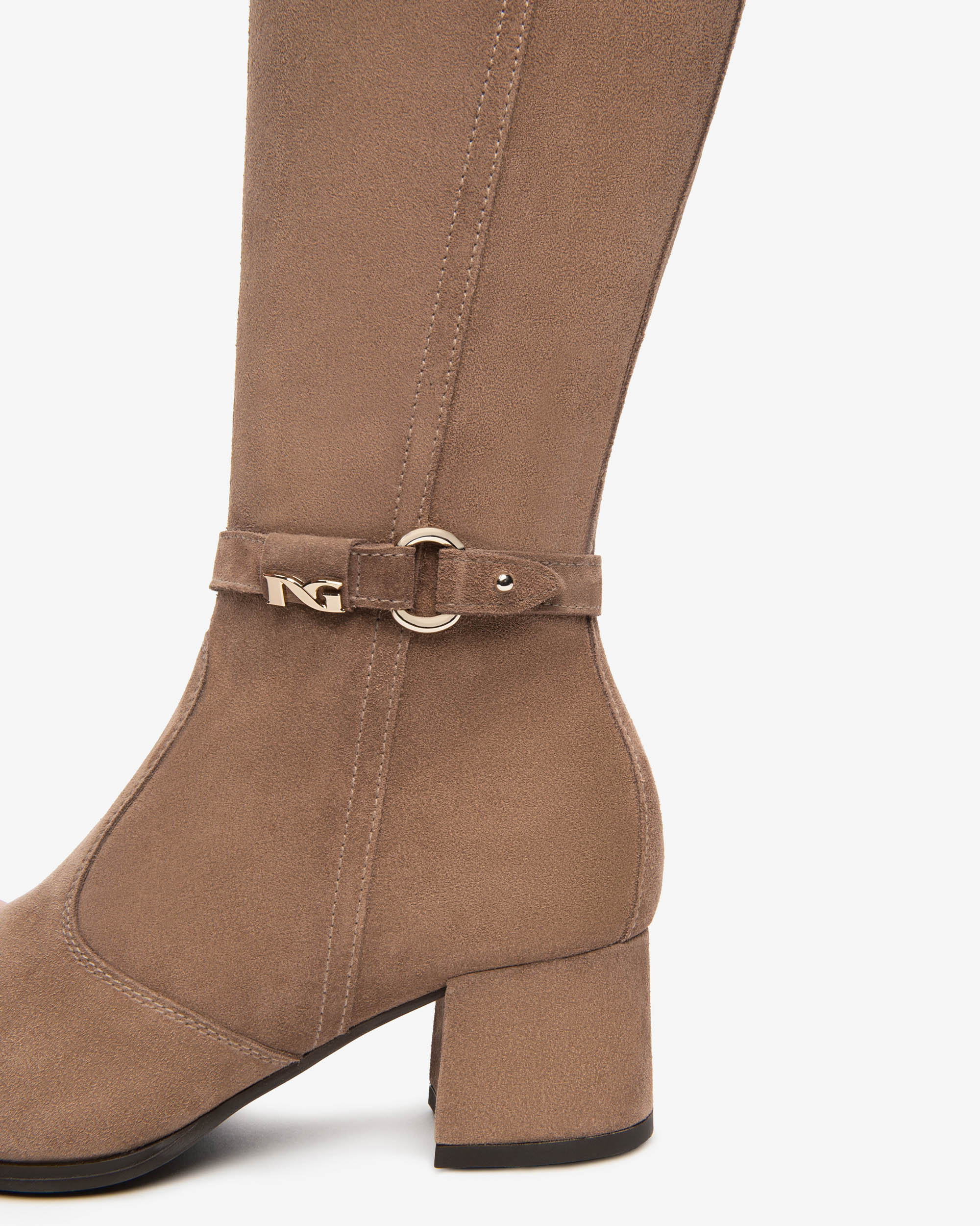 Женские замшевые сапоги