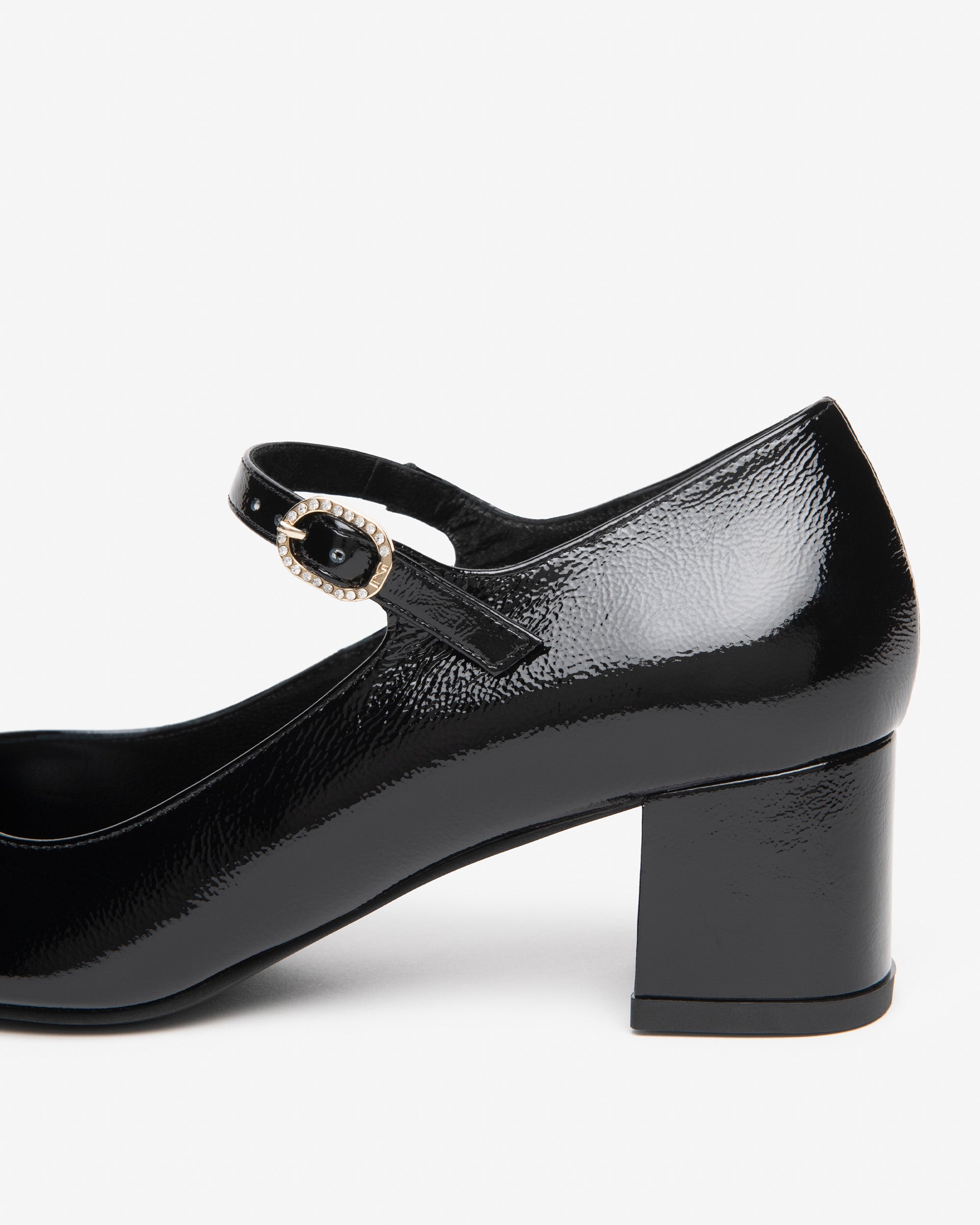 Mary Jane Donna in Vernice